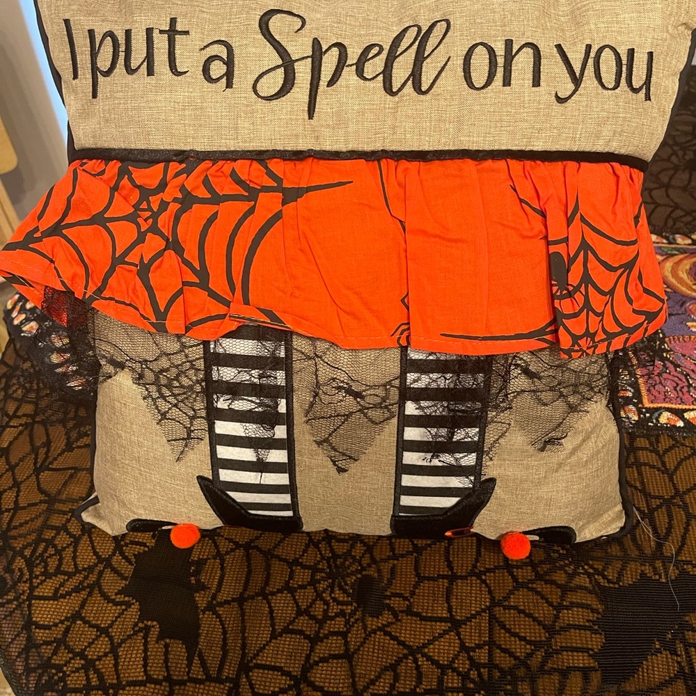 NWOT Halloween pillow. I put a spell on you 🎃